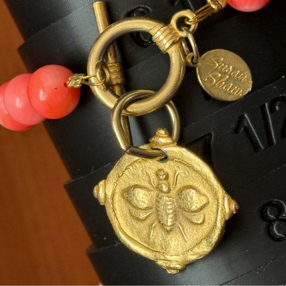 Susan Shaw Gold Bee Intaglio & Coral Bead Bracelet NWOT - Picture 13 of 17